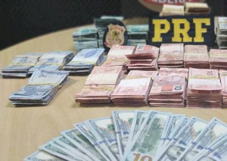 PRF apreende 266 mil em reais e dólares em Anastácio